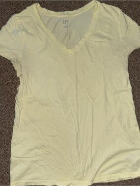 GAP Women's V-Neck Short Sleeve Tee in Light Yellow